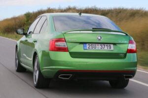 Шкода Октавия А5 сзади зеленый