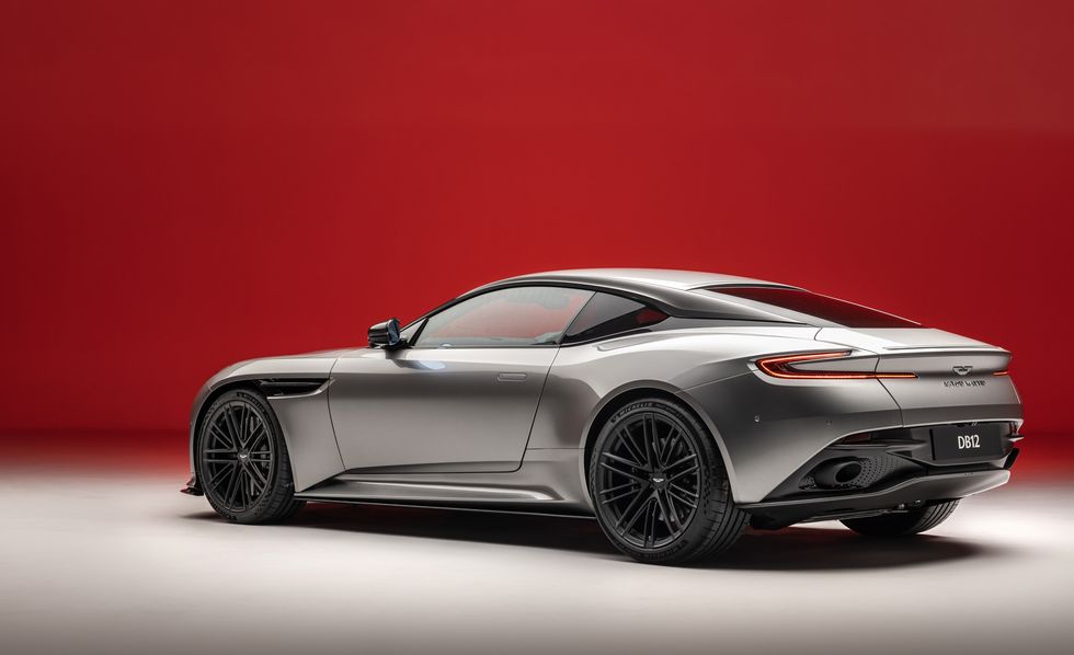 Aston Martin DB12 2024 года