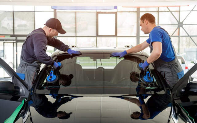 Бронировка лобового стекла: полимерные пленки vs. триплекс