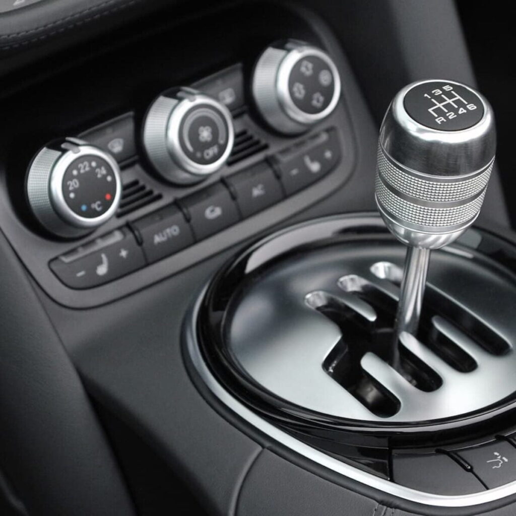 Как выбрать авто для новичка: ручка или автомат?