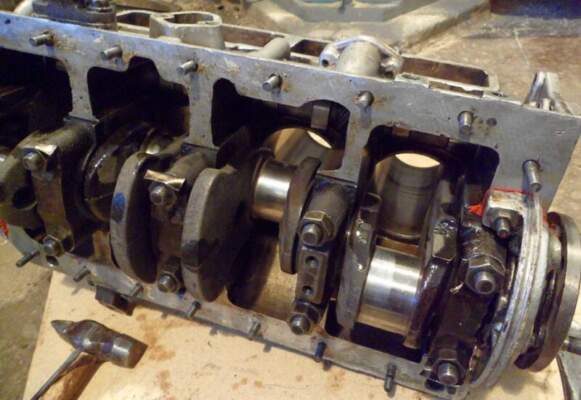 Стучит двигатель при нажатии на газ — причины, диагностика и способы решения