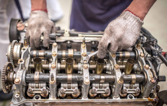 Стучит двигатель при нажатии на газ — причины, диагностика и способы решения