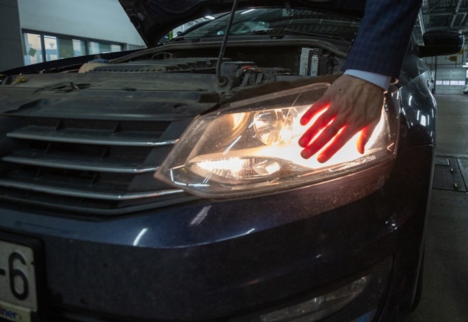 Почему мигает ближний свет фар: причины и способы устранения