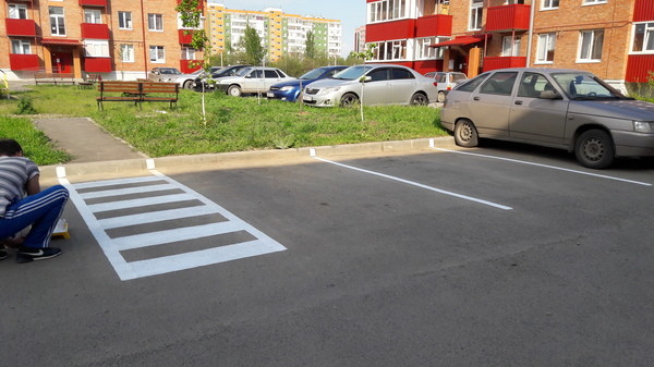 Остановка/стоянка во дворах: разметка, шлагбаумы, эвакуация (2025)