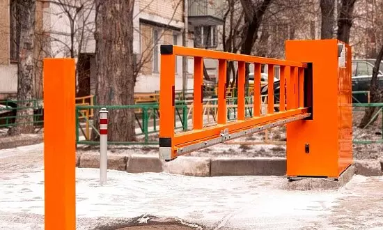 Остановка/стоянка во дворах: разметка, шлагбаумы, эвакуация (2025)